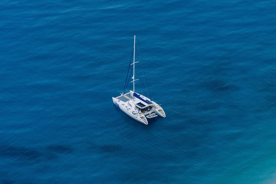 Catamaran au mouillage sur une eau turquoise