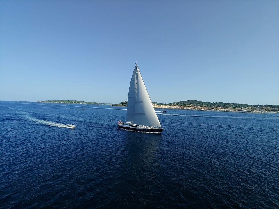 Voilier sous voiles au large