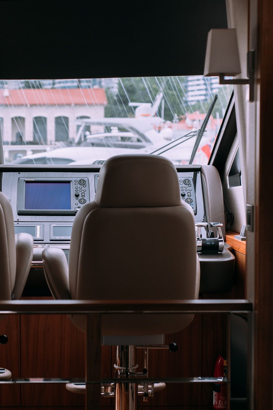 Siège de pilotage en cuir clair face au pare-brise