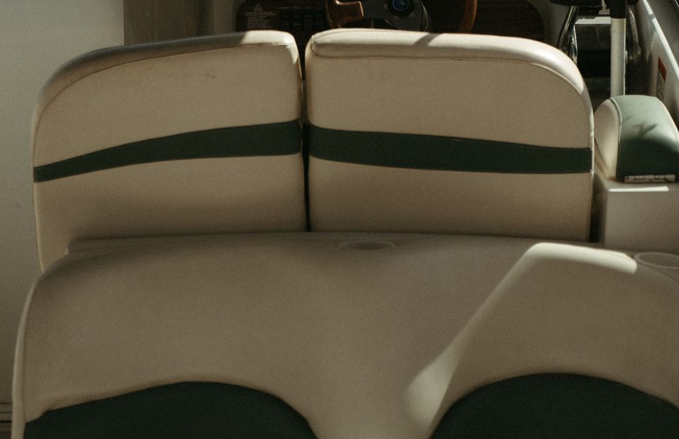 Banquettes de bord en skaï beige à liseré vert