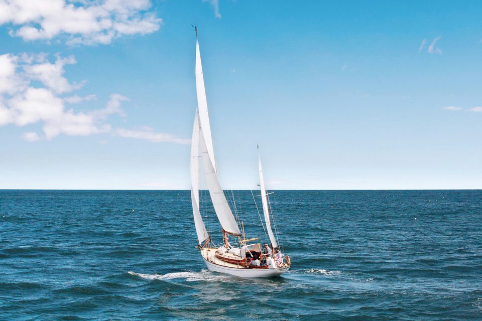 Voiliers sous voiles au large