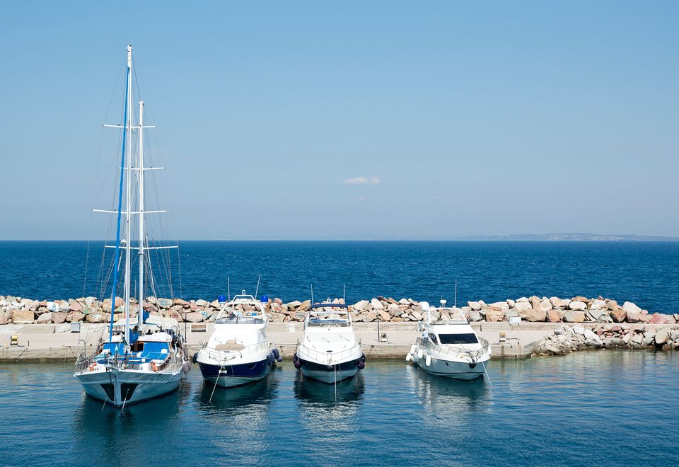 Bateaux amarrés le long d’une digue, mer calme