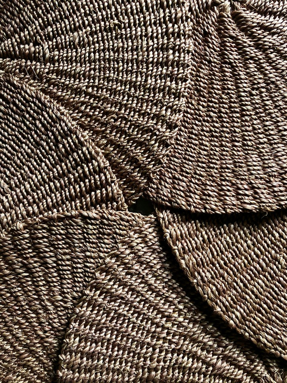Tapis tressé en fibre naturelle, en gros plan