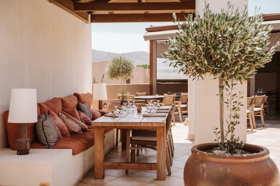 Terrasse ombragée, banquette en lin terre cuite et olivier en jarre