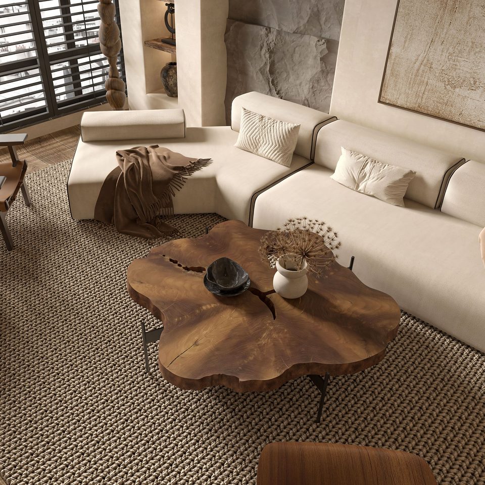 Salon crème, grand tapis tissé sous une ombre de persienne