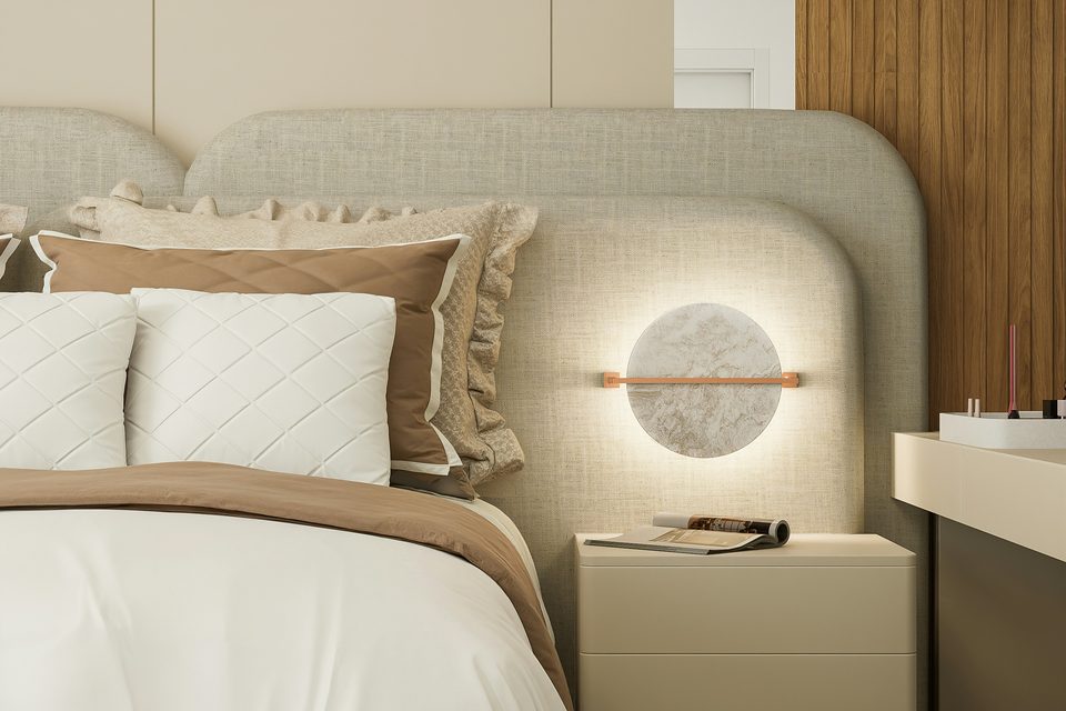 Chambre au lit de lin blanc, tête de lit capitonnée et applique ronde