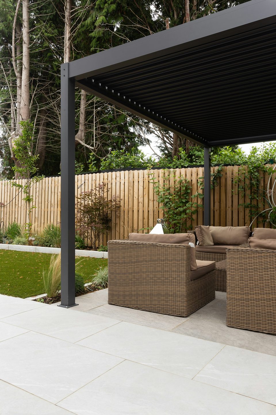 Pergola et canapés d’extérieur en résine tressée